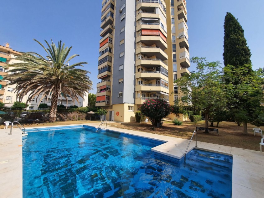 3 bedroom apartment in central Fuengirola with pool and parking